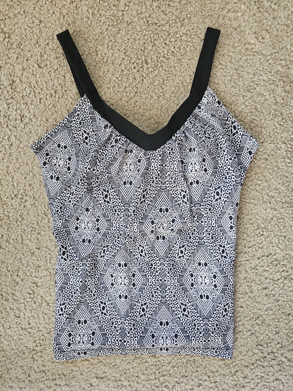Black & White Printed V-Neck Athletic Top - Picture 3 of 5